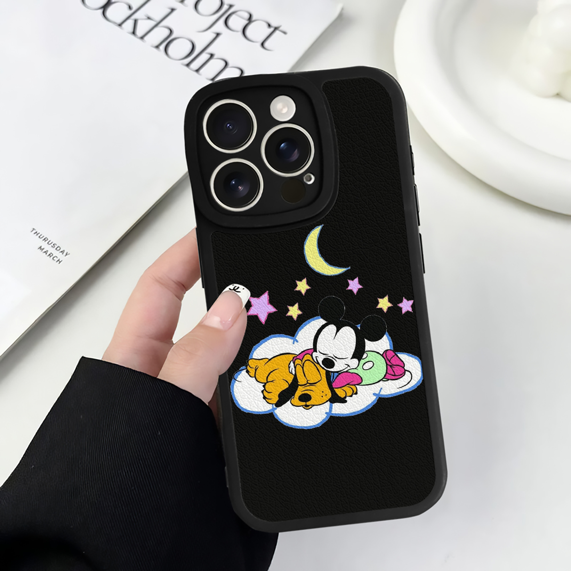 （画像用） ミッキーマウス Mickey Mouse 【iPhone 16シリーズ対応】シリコンスマホケース（レザー調） 材質：シリコン